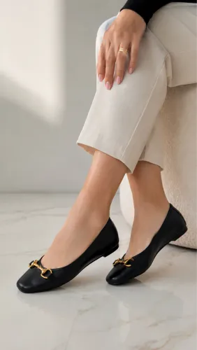 Sapatilha D Zum, conforto, sofisticação e com  detalhe em metal dourado .