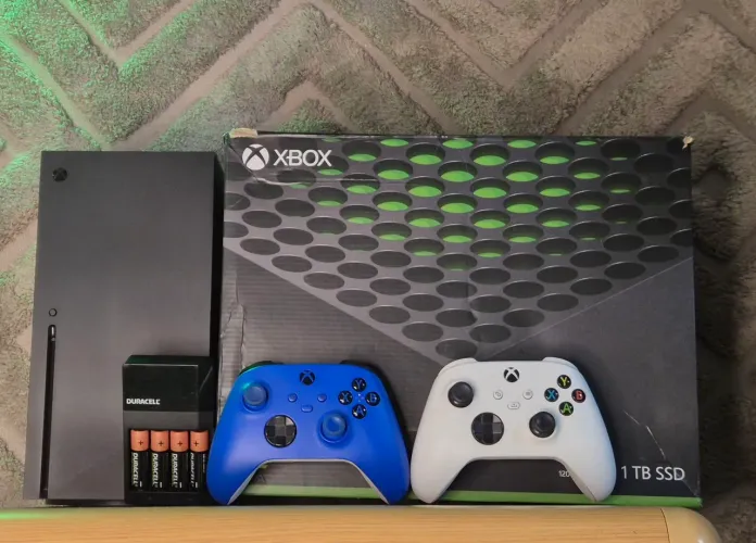XBOX SERIES X com 2 CONTROLES + CARREGADOR DE PILHAS DURACELL
