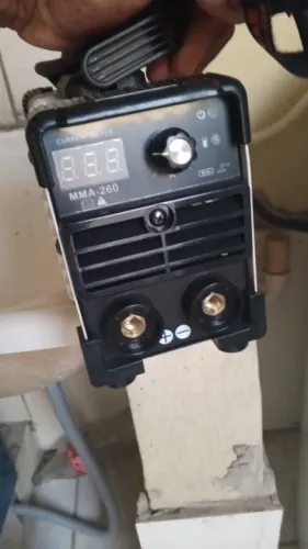 Máquina de solda e lixadeira