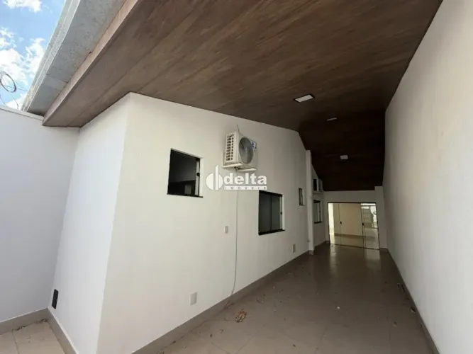 Casa residencial com 3 quartos sendo 1 suíte disponível para locação no bairro Martins em