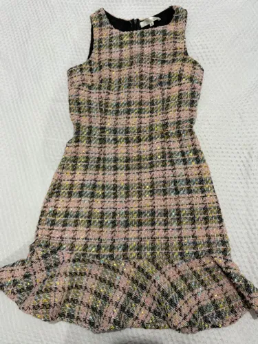 ? Vestido rosa com saia rodada e babado