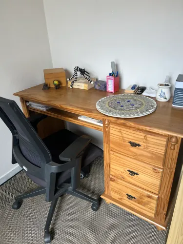Mesa de Escritório em Madeira Pinus + Cadeira (Brinde)
