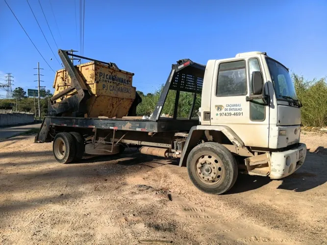 Vende se caminhão ford 1617 com poliguindaste e caçambas
