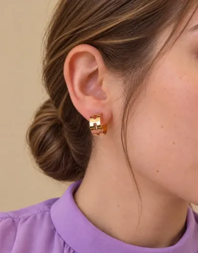 Brinco argola larga detalhe vazado | folheado a ouro 18k