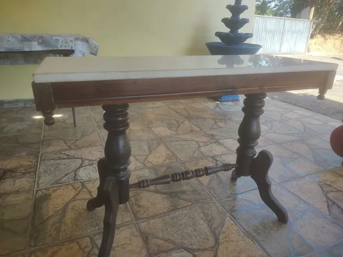 Vendo aparador de madeira com tampa de granito
