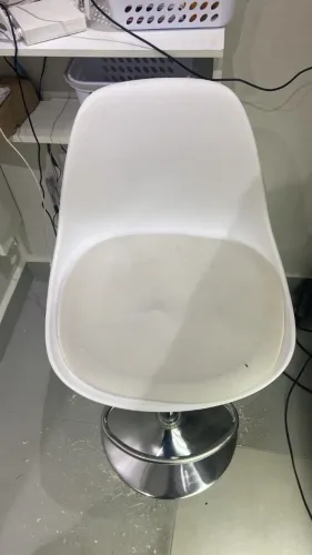Banqueta branca com regulagem de altura