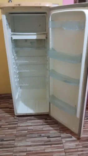 Vendo essa geladeira muito boa ela eh 110v funcionando perfeitamente
