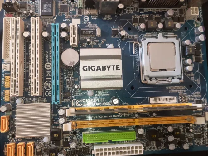 Placa Gigabyte GA-G41M-ES2L + Pentium Dual Core 2.70GHz (E5400) + 2GB DDR2 667MHz