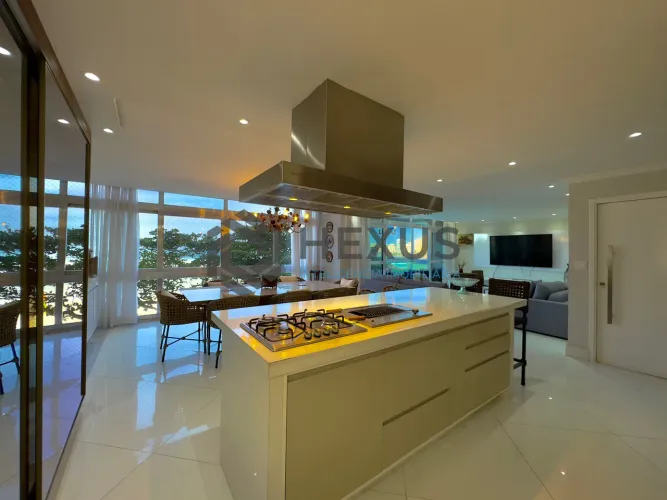 Apartamento reformado frente mar com varanda vista mar e lazer nas Pitangueiras, Guarujá