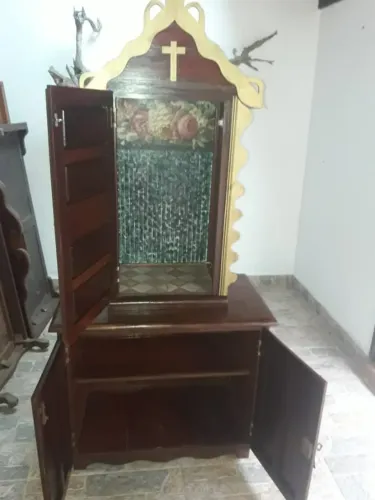 Armário oratório, todo feito de mogno, embuia e cedro