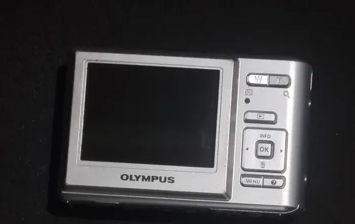 Olympus T-100 (CyberShot, 3x óptico)