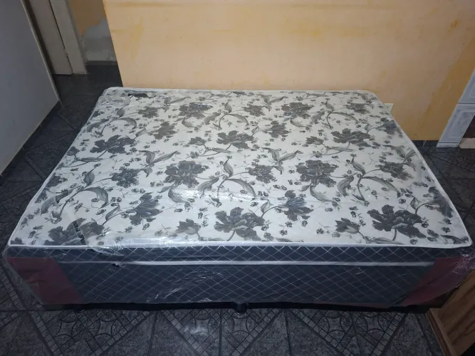 Cama de casal quase nova