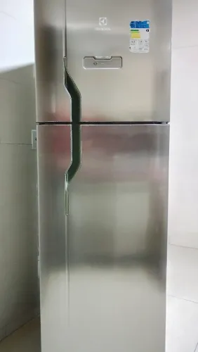 Geladeira Electrolux usada em bom estado, 371 l , inox e aço, 220 volts, somente retirada