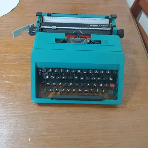 Máquina de escrever olivetti estúdio 45! Para Colecionadores.