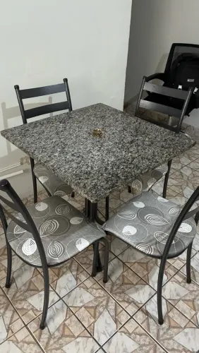 Mesa com cadeiras