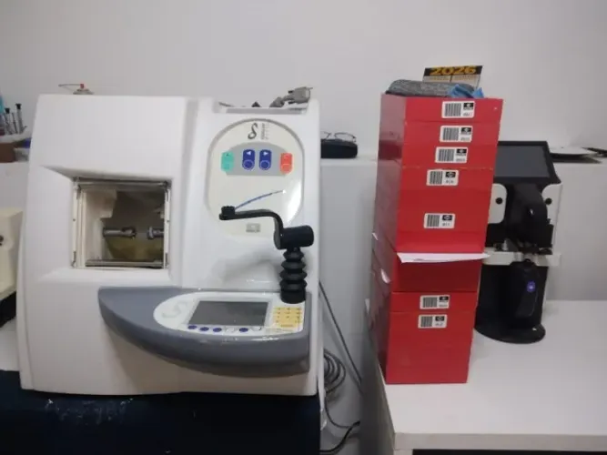 Maquina de montar Essilor Delta 1