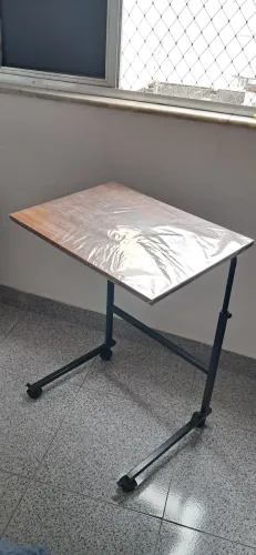 Mesa com rodízios