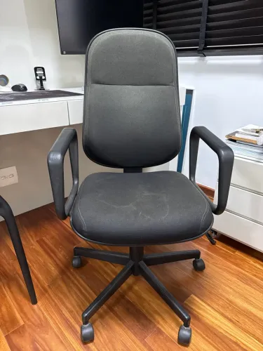 Cadeira de escritório Giroflex com braços, tecido preto