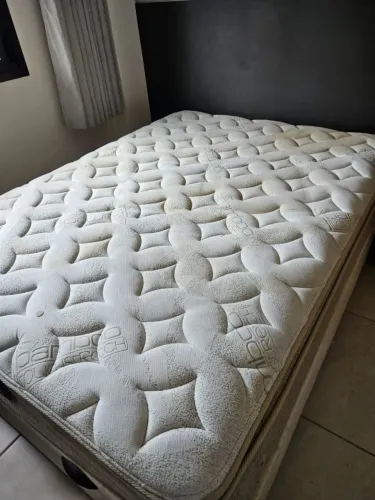 Cama casal box baú, com colchão. 