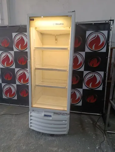 Geladeira expositora 220 volts 350 litros usada funcionando perfeitamente