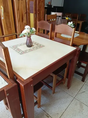 Mesa com 4 cadeiras em madeira 