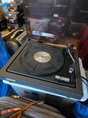 Dois toca discos de vinil Pokyvox TD1000 e Gradiente 630s