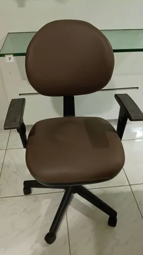 Vendo cadeira giratória para escritório. 