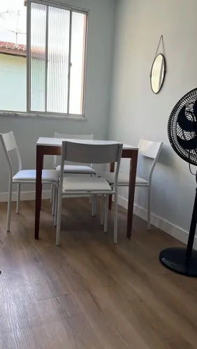Conjunto de mesa com 4 cadeiras da ToK Stock