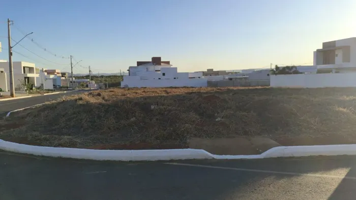 Vendo lote no Residencial Villa Segura<br>203,99 metros quadrados, lote de esquina.