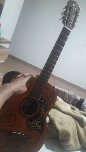 VIOLÃO SEMINOVO, COM AFINADOR ADAPTADO.