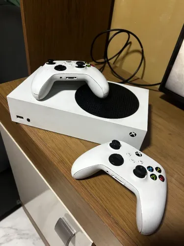 Xbox Séries S + 2 controles 2.500,00r$