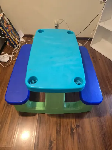 Mesa infantil colorida com banco