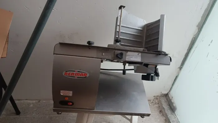 Máquina Fatiadora Semi Automática Bermar