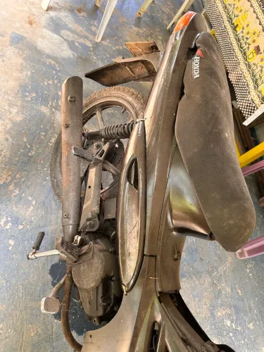 Vendo moto de leilao com carburador pra arrumar