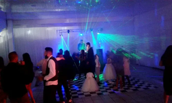 Dj, som e iluminação, telão(Região litoral norte São Pulo)
