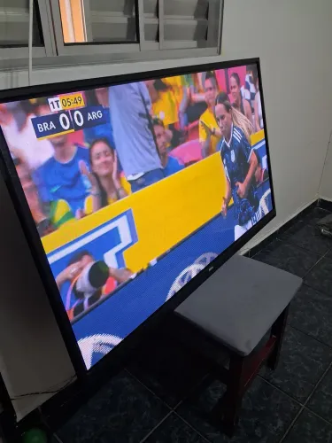 Uma tv de plasma 51 polegadas  com Alexa e controle perfeita 