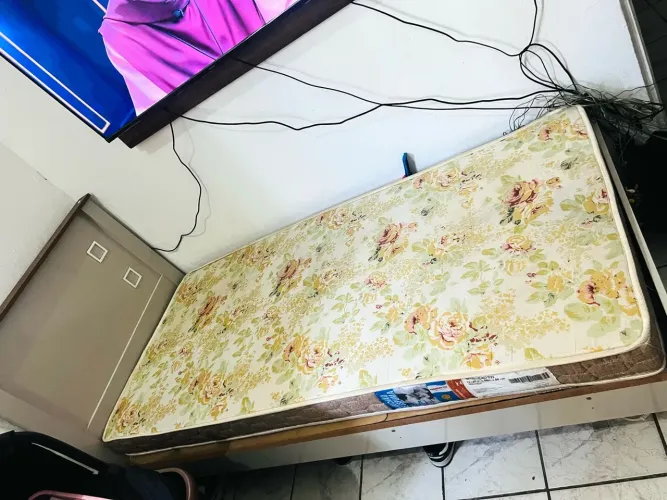 Cama solteiro semi nova e colchão (usada poucas vezes)