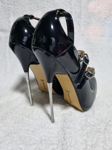 Scarpin salto em metal 18 envernizado tamanho 42!