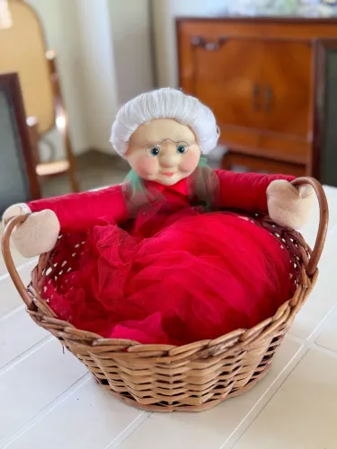 Boneca Decorativa Vovó na Cesta de Vime - Linda para Decoração