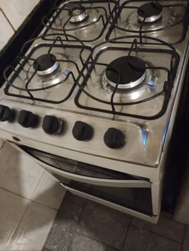 Vende se um fogão 4 boca da Eletrolux tudo funcionando
