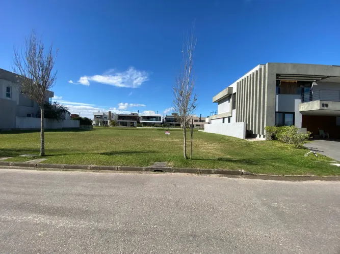 Terreno à Venda no Cond. Veredas, Laranjal/Pelotas-RS - 420m², Fundo de Lago, Piscina Aque