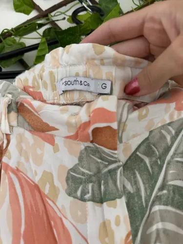 Short estampado tropical em tons off-white