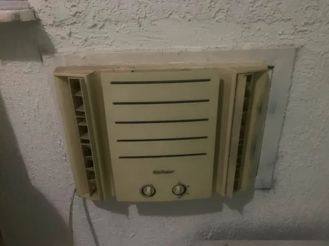 Ar condicionado gelando muito, precisando de limpeza 