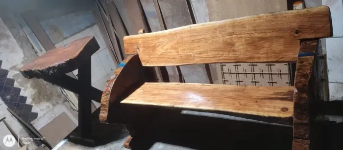 um banco de 150 de comprimento angico  e uma mesa redonda pequena de 70  cm de diametro