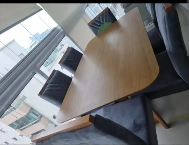Mesa de jantar com seis cadeiras