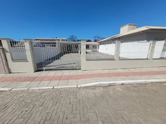 Alugo Casa De 3 Quartos Sendo 1 Uma Suíte Com Garagem Coberta