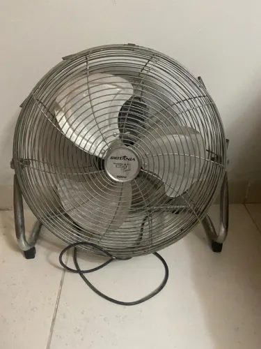 Ventilador de piso Britânia C50 Turbo Oscillation C50 com 3 pás prata estrutura prata, 43c