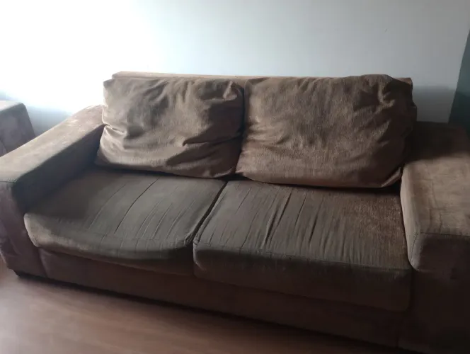 Sofá de 2 e 3 lugares marrom ?