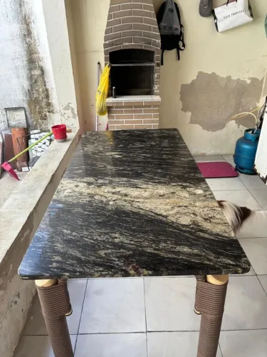 Mesa de Granito Exótico com Base 