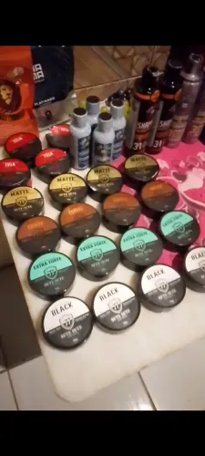 Pomadas modeladoras que deixa seu cabelo com o aspecto molhado ajuda na idrataçao